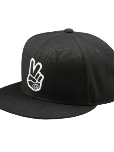 Schwarze Flat Bill Snapback Kappe mit aufgesticktem weißen Peace-Zeichen auf der Frontansicht.