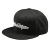 Schwarzes Flat Bill Snapback Cap mit weißem Troy Lee Designs-Schriftzug auf der Front.