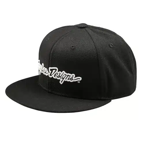 Schwarzes Flat Bill Snapback Cap mit weißem Troy Lee Designs-Schriftzug auf der Front.