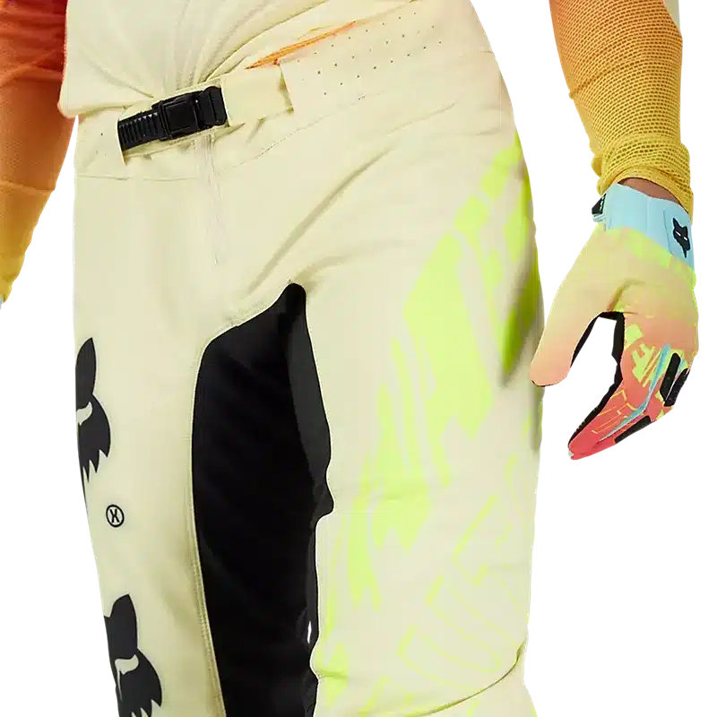 Nahaufnahme der Fox Flexair Elevated Motorradhose in Lemonade mit Stretch-Einsätzen und Printdetails