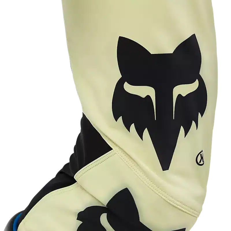 Detailansicht Knie und seitliches Fox-Logo der Flexair Elevated Motocross-Hose in Lemonade