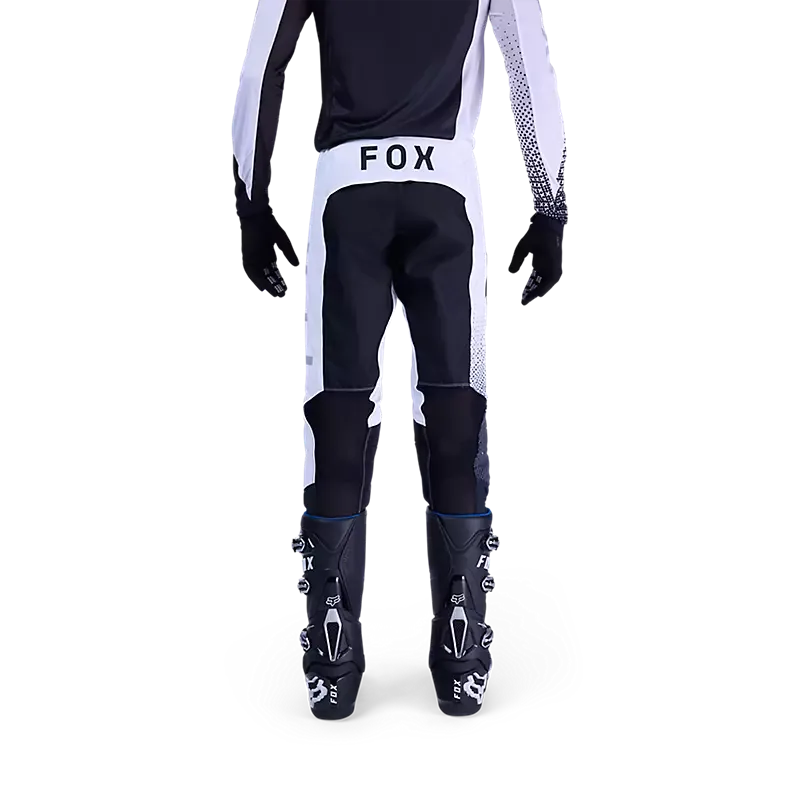 Rückansicht einer getragenen Flexair Fracture Motorradhose von Fox mit Protektoren und Motorradstiefeln.