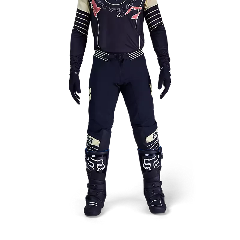 Motorradfahrer trägt Flexair Inning Pants mit Protektoren und Stiefeln, geeignet für Motocross.