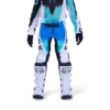 Jugendliche Motocross-Fahrerin trägt die blaue Fox Flexair Spire Hose mit Schutzstiefeln auf weißem Hintergrund