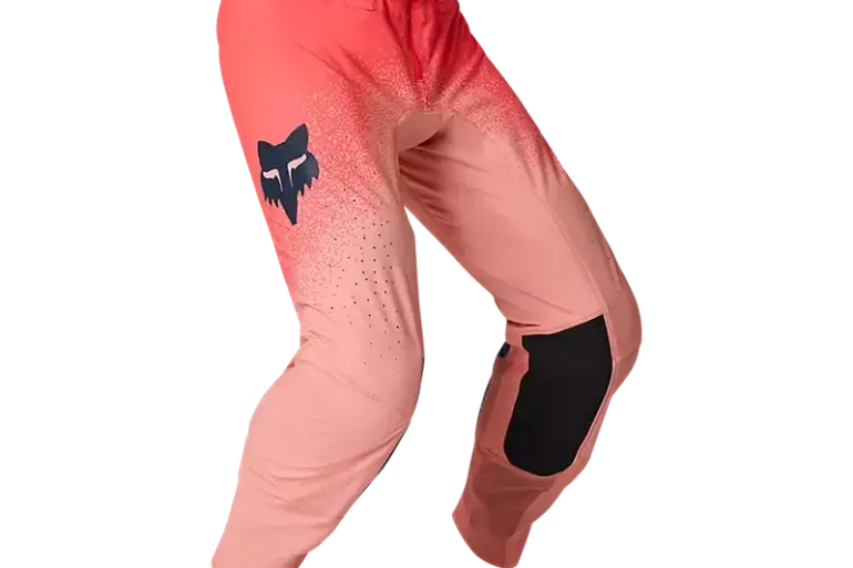 Flexair Vision Limited Edition Moto-Hose in Peach mit Leder-Knieeinsätzen und ergonomischer Passform, freigestellt.