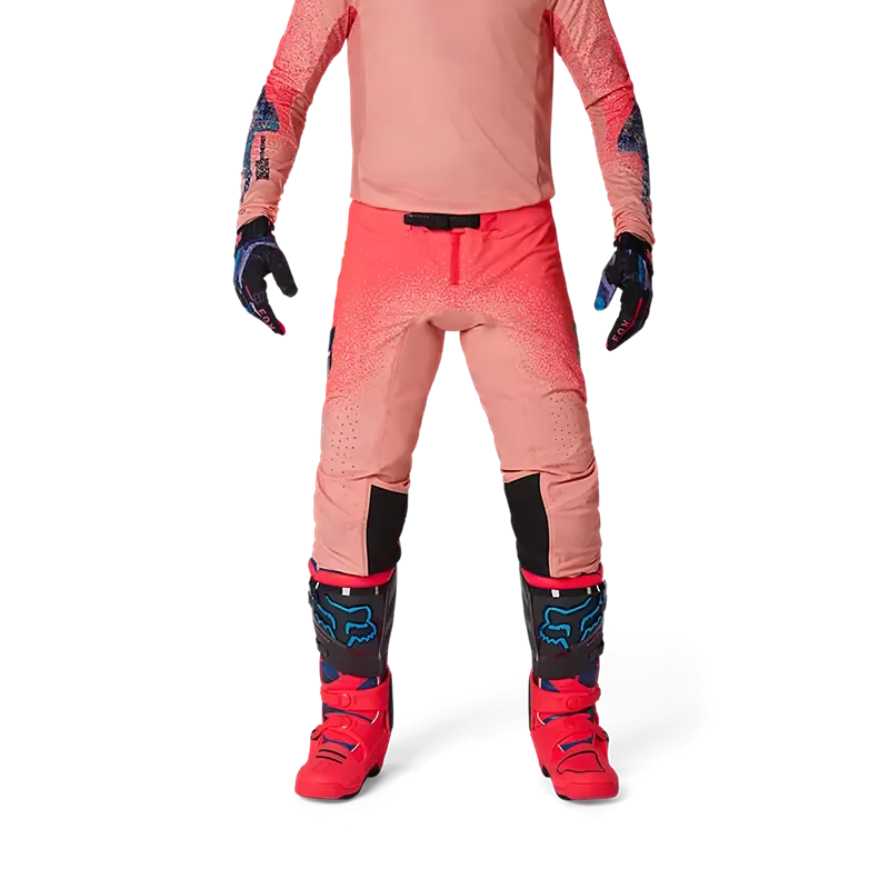 Motocross-Hose Flexair Vision Limited Edition in Peach, getragen von einer Person mit Protektoren und Stiefeln