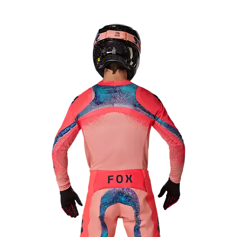 Motocross-Fahrer mit Flexair Vision Limited Edition Jersey in Pink und Blau von hinten, mit Helm und Handschuhen