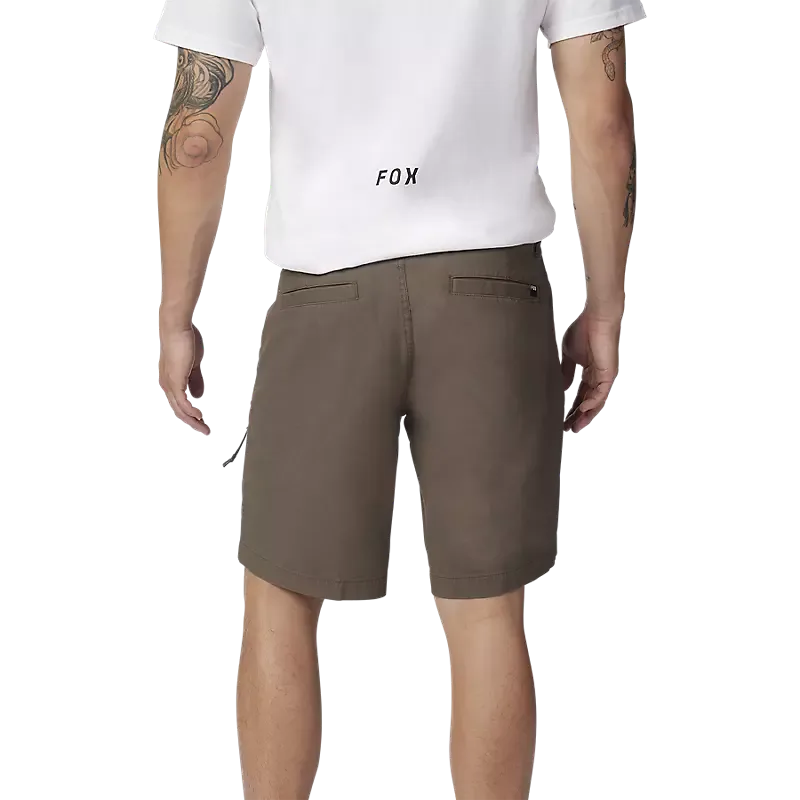 Rückansicht eines Mannes in einer braunen Essex 3.0 Stretch-Chinoshorts von Fox Racing