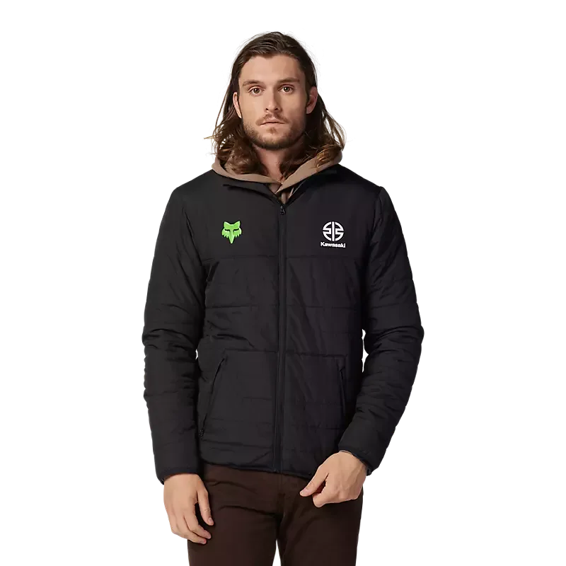 Mann trägt die Fox x Kawasaki Howell Jacke in Schwarz mit dezenten Logos von Fox und Kawasaki.