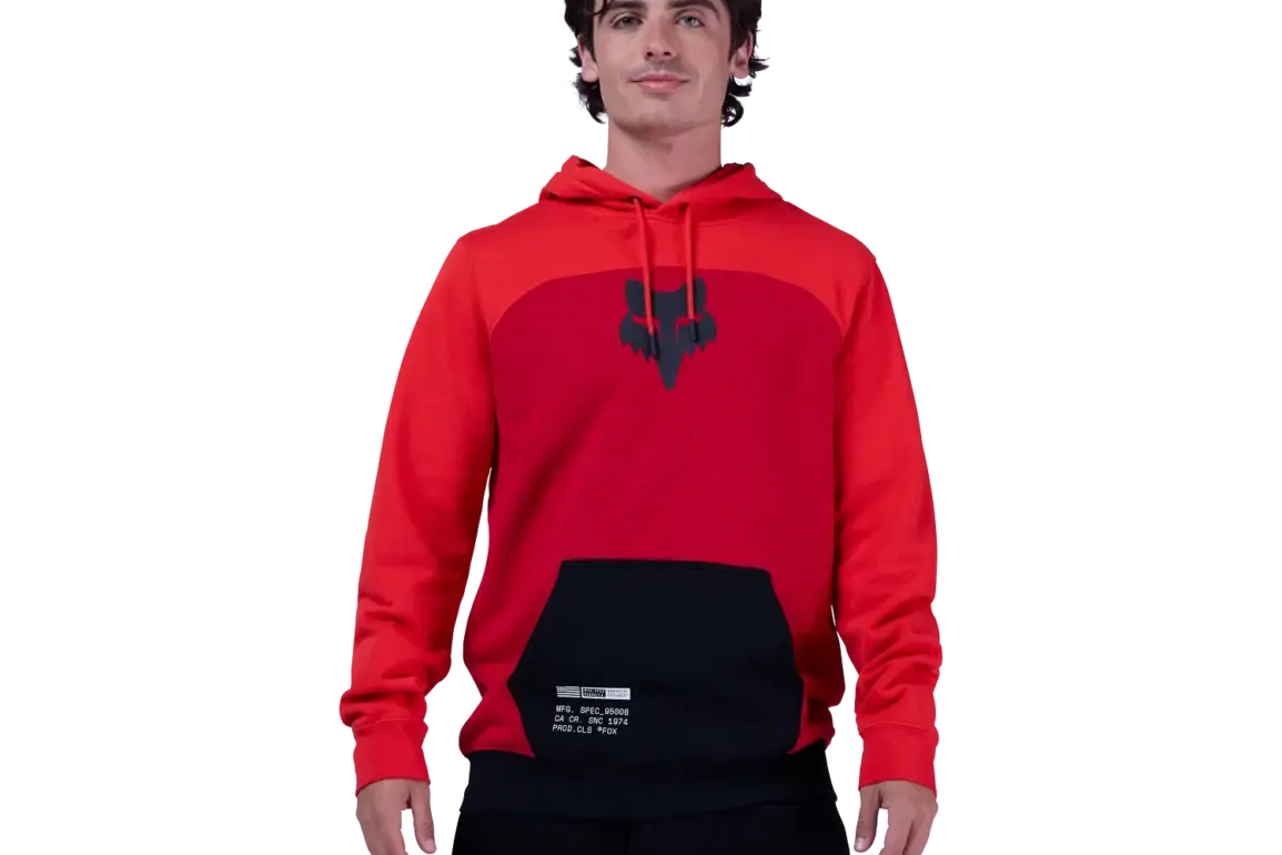 Junger Mann trägt einen roten Fracture Kapuzenpullover mit kontrastierendem Einsatz und Fox-Logo vorne.