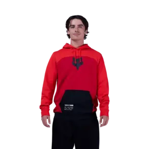 Junger Mann trägt einen roten Fracture Kapuzenpullover mit kontrastierendem Einsatz und Fox-Logo vorne.