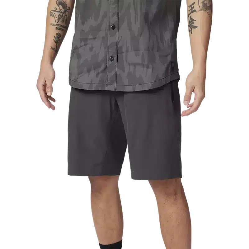 Funktionsshorts Machete in Heidekraut Schwarz an einem Mann getragen, Aufnahme bis zu den Knien, Vorderansicht.