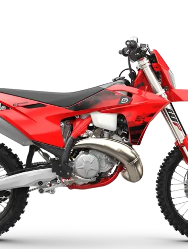 Seitliche Ansicht der GASGAS EC 300 2026 in markantem Rot, ausgestattet für anspruchsvolles Enduro-Gelände.