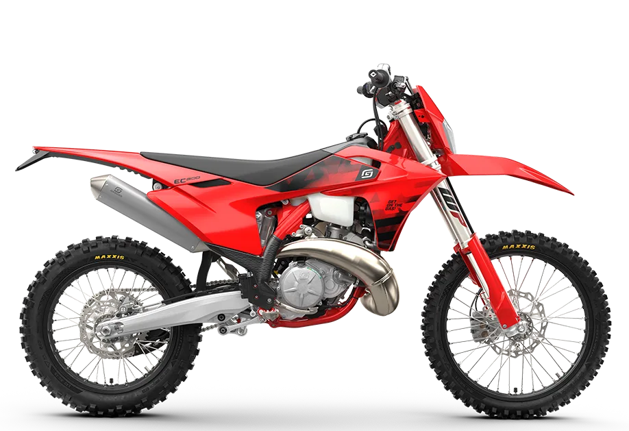 Seitliche Ansicht der GASGAS EC 300 2026 in markantem Rot, ausgestattet für anspruchsvolles Enduro-Gelände.