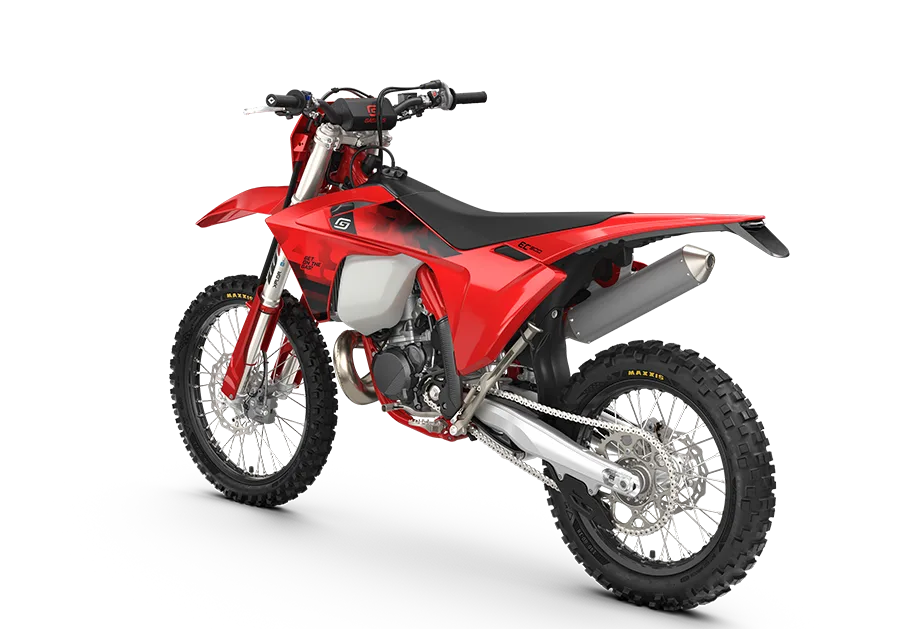 GASGAS EC 300 2026 Enduro-Motorrad in roter Lackierung, seitlich und schräg von hinten betrachtet