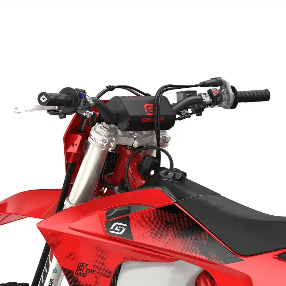 Detailansicht des Lenkers, Tanks und Sitzbereichs einer GASGAS EC 300 2026 Enduro mit schwarzen und roten Designdetails