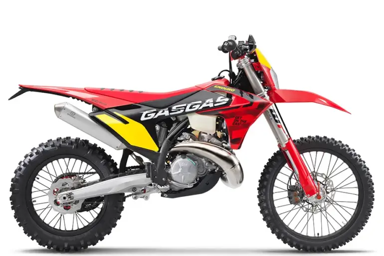 GASGAS EC 300 GP 2025 Enduro-Motorrad in Rot, Schwarz und Gelb seitlich fotografiert