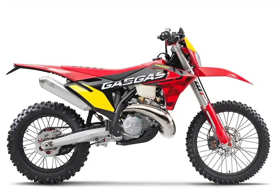 GASGAS EC 300 GP 2025 Enduro-Motorrad in Rot, Schwarz und Gelb seitlich fotografiert