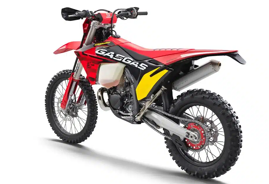 Motorrad GASGAS EC 300 GP 2025 in Rot, Schwarz und Gelb seitlich von hinten fotografiert, auf weißem Hintergrund.