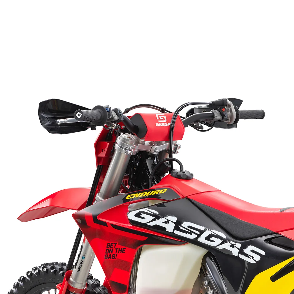 Detailaufnahme vom Lenker und Bodywork der GASGAS EC 300 GP 2025 mit Retro-Grafiken in Rot, Schwarz und Gelb