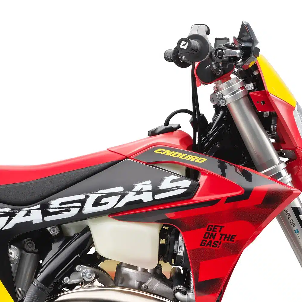 Nahaufnahme des Tanks, Rahmens und der Bedienelemente einer GASGAS EC 300 GP 2025 Enduro im Retro-Look.