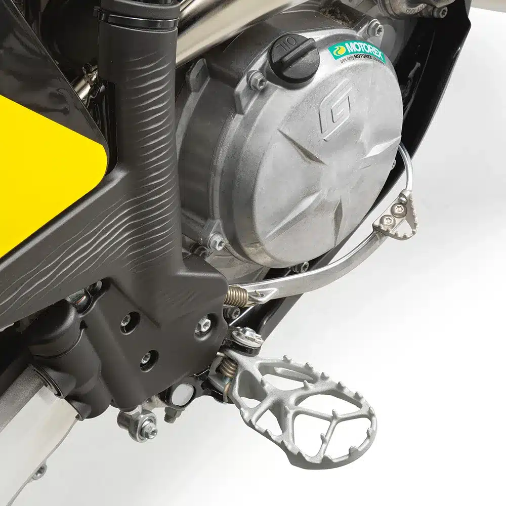 Detailbild der Fußraste, des Motorgehäuses und des Unterfahrschutzes der GASGAS EC 300 GP 2025 Enduro-Motorrads