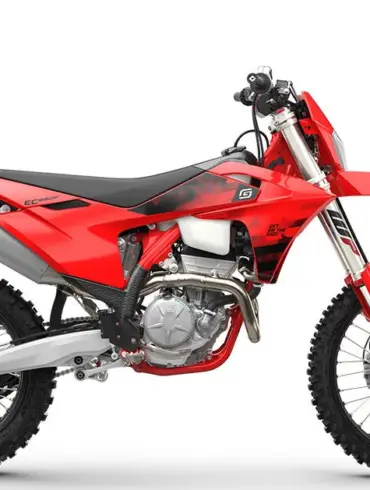 Seitenansicht einer GASGAS EC 350F 2026 Enduro mit roter Verkleidung auf weißem Hintergrund.