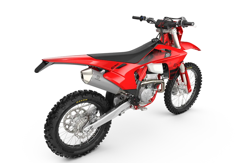 GASGAS EC 350F 2026 in roter Verkleidung, Rückansicht eines modernen Enduro-Motorrads mit grobstolligen Reifen.
