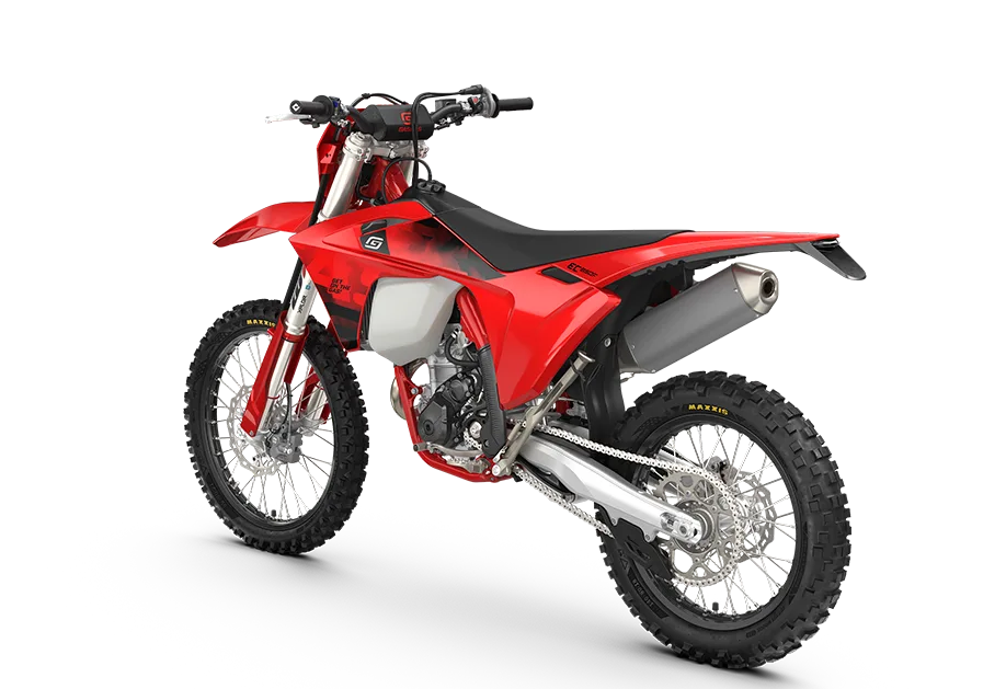 GASGAS EC 350F 2026 Enduro-Motorrad in Rot seitlich hinten fotografiert auf weißem Hintergrund.