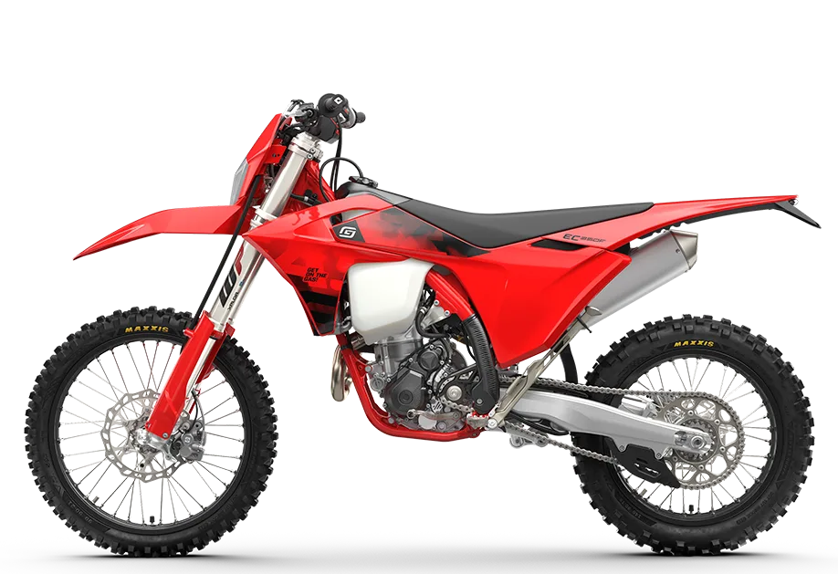 GASGAS EC 350F 2026 in Seitenansicht mit roter Verkleidung und Offroad-Bereifung
