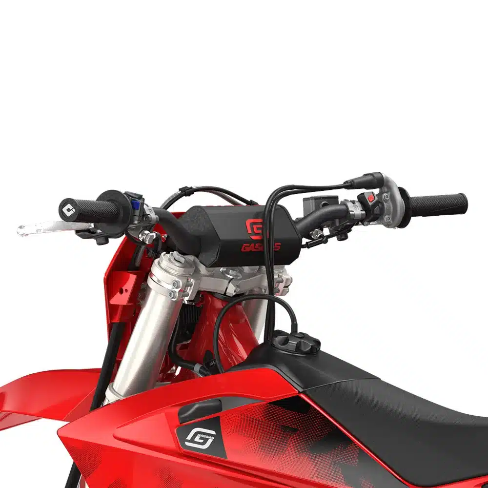Nahaufnahme von Lenker, Bedienelementen und Tank der GASGAS EC 350F 2026 Enduro-Motorrad