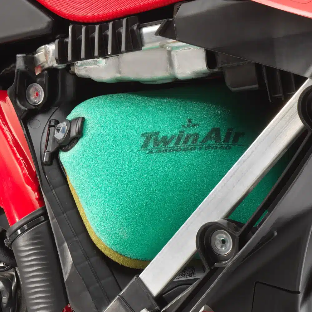 Nahaufnahme des Twin Air-Luftfilters im Werkzeuglosen Luftfiltersystem einer GASGAS EC 350F 2026 Enduro