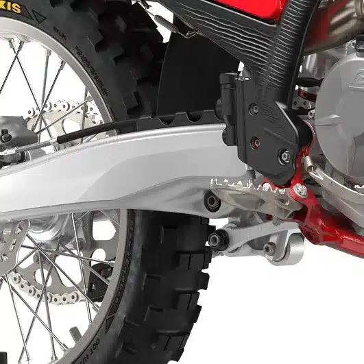 Hinterbau der GASGAS EC 350F 2026 mit Aluminium-Schwinge, Kettengleiter und Enduro-Bereifung