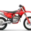 GASGAS EC 500F 2026 Enduro-Motorrad mit rotem Kunststoff, Seitenansicht auf weißem Hintergrund.