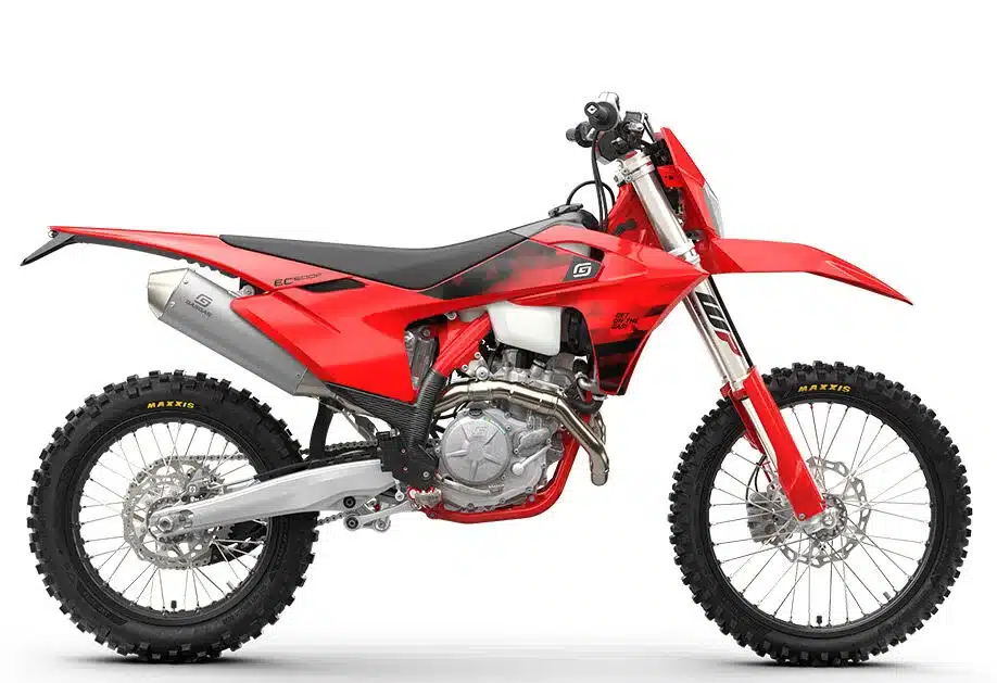 GASGAS EC 500F 2026 Enduro-Motorrad mit rotem Kunststoff, Seitenansicht auf weißem Hintergrund.