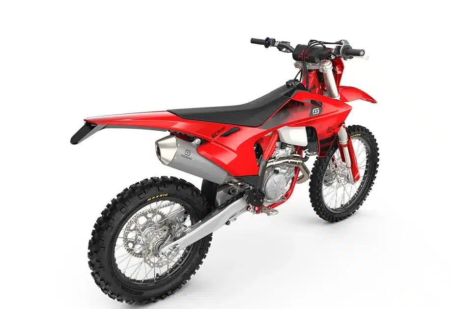 GASGAS EC 500F 2026 in Rot, Enduro-Motorrad von schräg hinten fotografiert, sichtbar sind Federbein, Auspuff und Aluminium-Schwinge.
