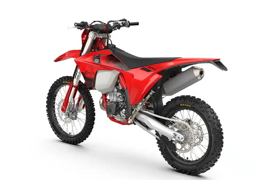 GASGAS EC 500F 2026 Enduro-Motorrad in Rot, Seitenansicht schräg von hinten.