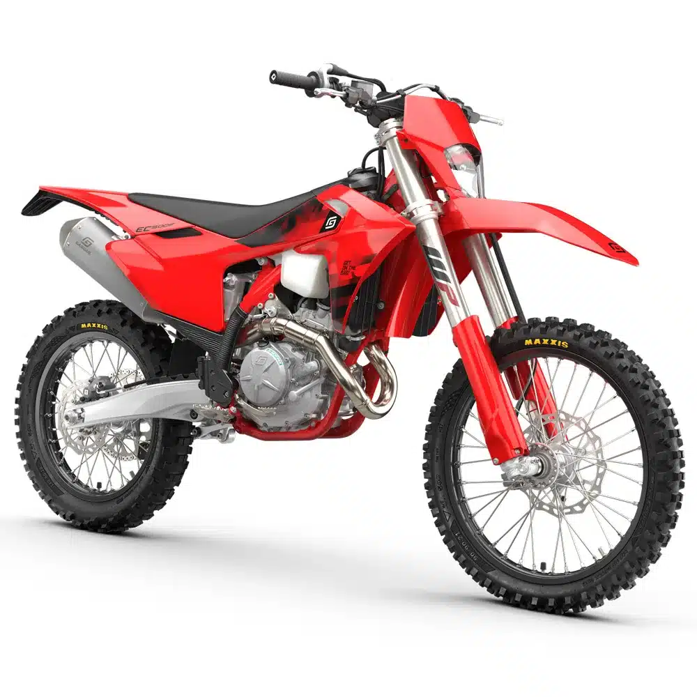 Rotes GASGAS EC 500F 2026 Enduro-Motorrad in Seitenansicht auf weißem Hintergrund.