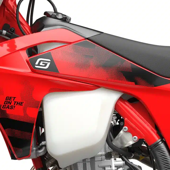 Nahaufnahme des Tanks, Rahmens und Sitzes einer GASGAS EC 500F 2026 Enduro