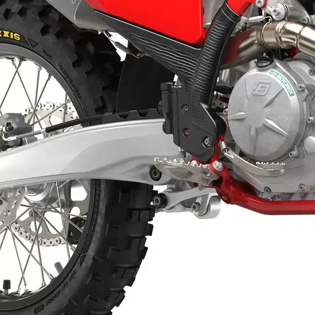 Nahaufnahme vom Hinterrad, Kettengleitbügel und Motor der GASGAS EC 500F 2026 Enduro.