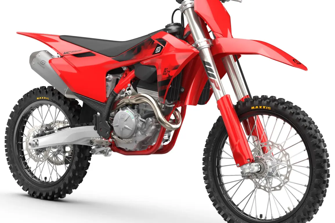 GASGAS MC 250F 2026, ein modernes, hochdrehendes Motocross-Motorrad in Rot.