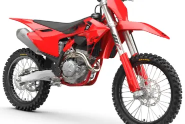 GASGAS MC 250F 2026, ein modernes, hochdrehendes Motocross-Motorrad in Rot.