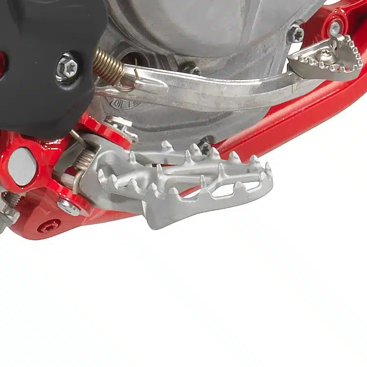 Detailbild von Fußraste und Rahmen der GASGAS MC 250F 2026 Motocross-Maschine