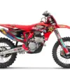 GASGAS MC 250F Factory Edition 2025 Motocross-Motorrad in Seitenansicht, im roten Werksdesign mit Rockstar Energy-Grafik