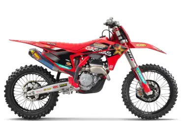 GASGAS MC 250F Factory Edition 2025 Motocross-Motorrad in Seitenansicht, im roten Werksdesign mit Rockstar Energy-Grafik
