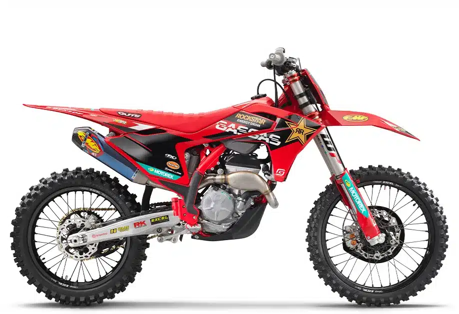 GASGAS MC 250F Factory Edition 2025 Motocross-Motorrad in Seitenansicht, im roten Werksdesign mit Rockstar Energy-Grafik