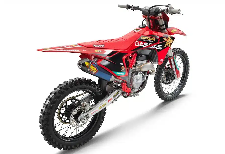 GASGAS MC 250F Factory Edition 2025 Motocross-Motorrad in Werksoptik mit rotem Factory-Sitzbezug, FMF-Schalldämpfer und hochwertigen Anbauteilen von schräg hinten fotografiert.