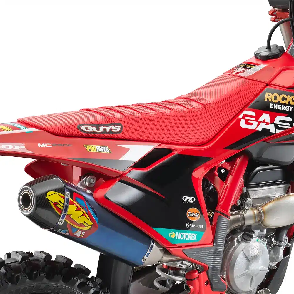 Nahaufnahme des roten Factory-Sitzbezugs, FMF Factory Schalldämpfers und Aluminium-Heckrahmens an der GASGAS MC 250F Factory Edition 2025.