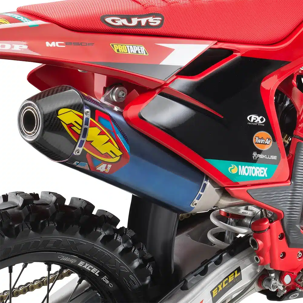 FMF Factory 4.1 RCT Titan-Schalldämpfer mit Carbon-Endkappe an der GASGAS MC 250F Factory Edition 2025, Detailaufnahme Hinterrad und Auspuff.