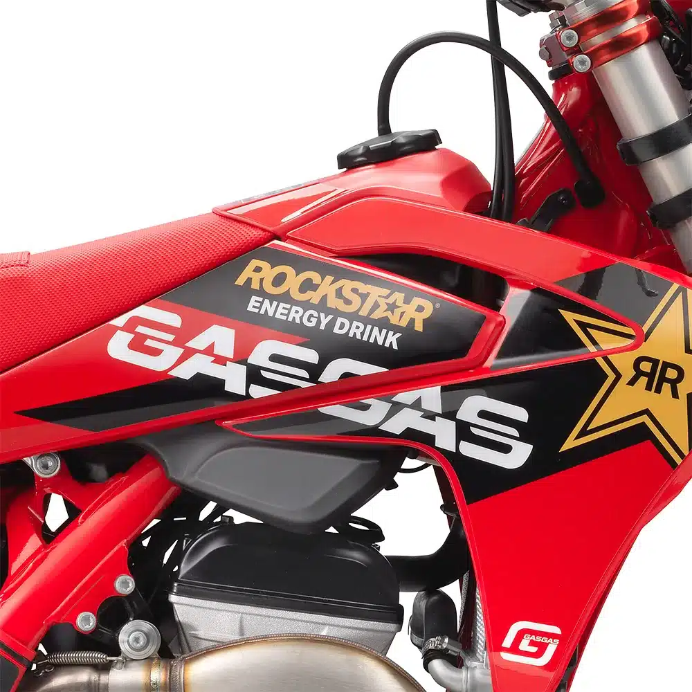 Nahaufnahme des roten Tanks und der Seitenteile der GASGAS MC 250F Factory Edition 2025 mit auffälliger Rockstar-Grafik und Factory-Details.